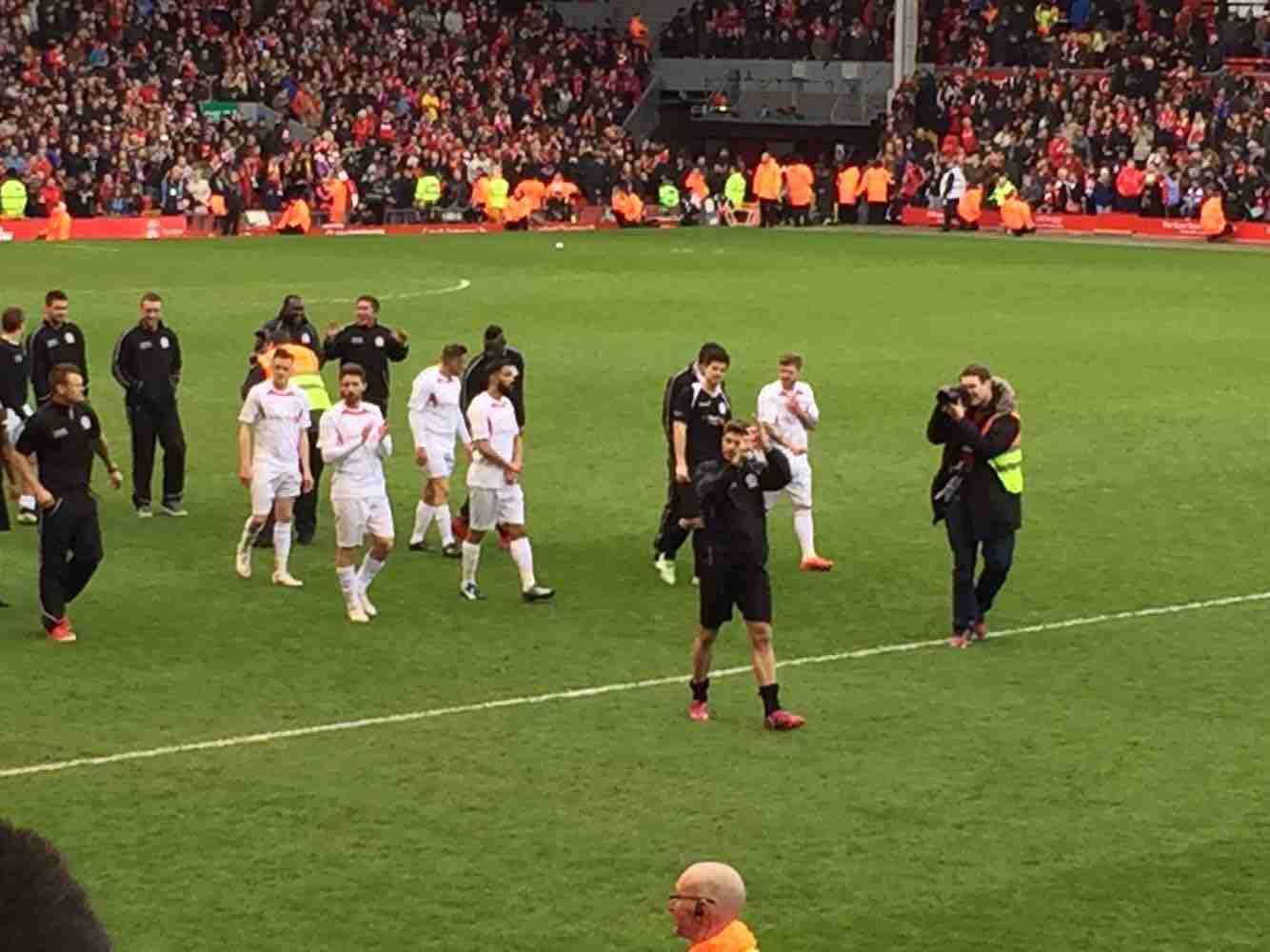 西媒：皇马继续推进内格雷拉案，计划向巴萨索要巨额赔偿（西媒：皇马持续推进内格雷拉案，拟向巴萨索取巨额赔偿）