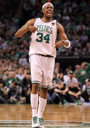 窒息防守！卡森·华莱士逼抢生断一个 可惜维金斯空接超时了（铁血防守！卡森·华莱士逼抢断球，维金斯空接因超时判无效）