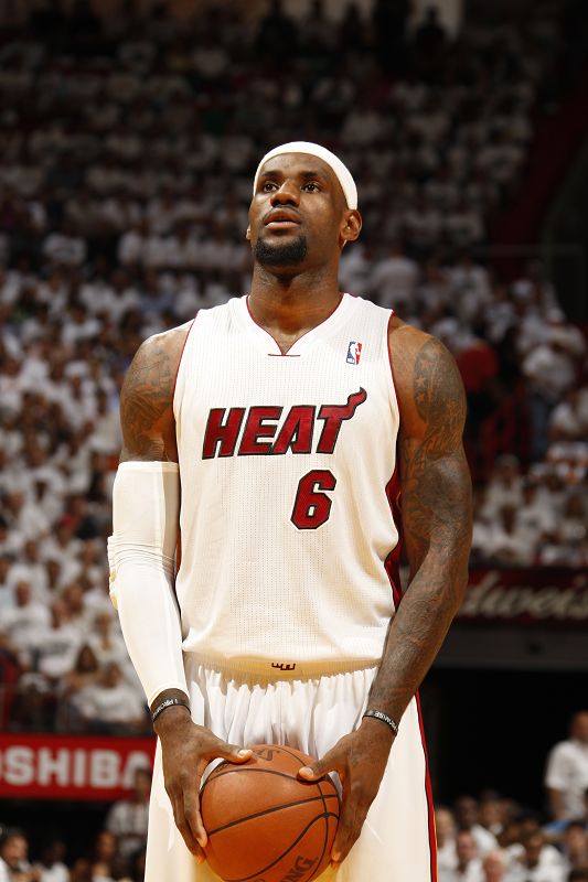 埃基蒂克助攻涉手球争议，主裁观看VAR核查（埃基蒂克助攻引发手球争议，主裁场边观看VAR回放）