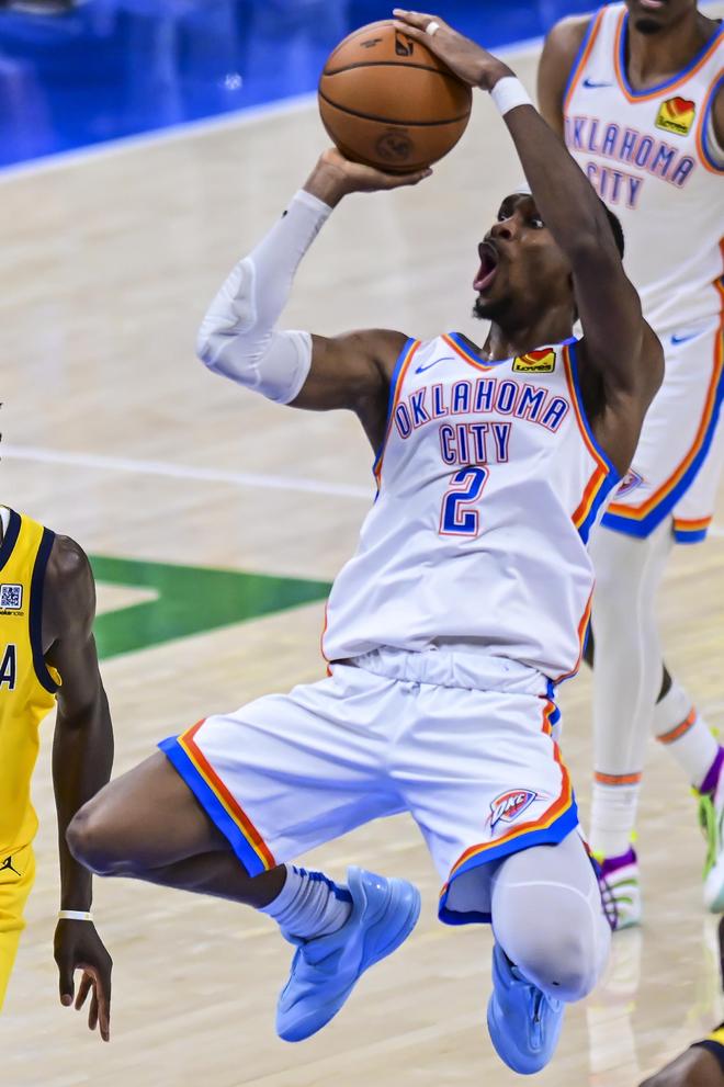 足球中超豪门再爆冷门，争冠格局突然大变（中超豪强再爆冷，冠军争夺格局骤变）