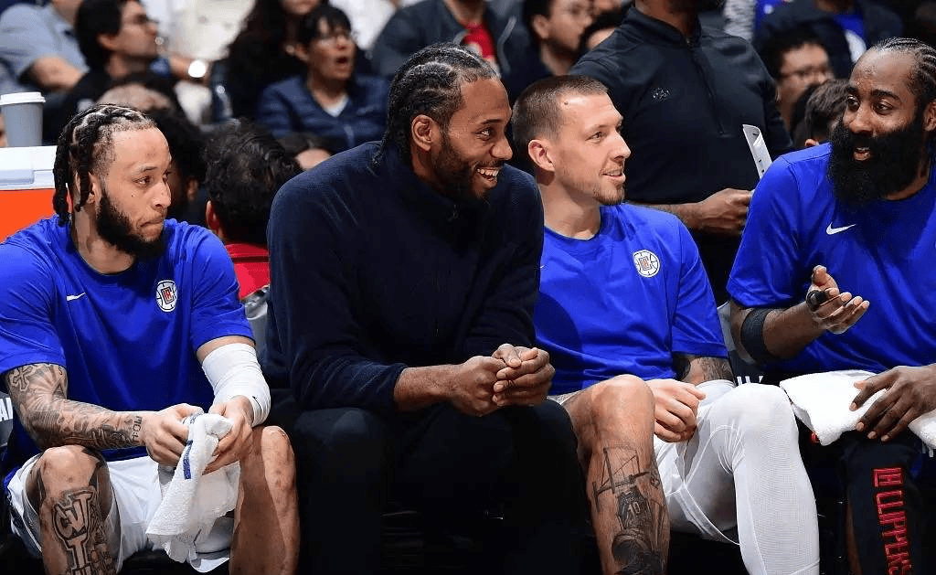 TA：孔帕尼相较图赫尔谦逊很多，不会对高层、球员评头论足（TA：与图赫尔相比，孔帕尼更为谦逊，不对高层和球员妄加评论）