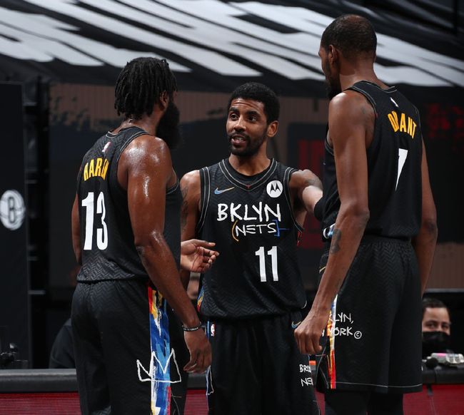 波兰媒体：在得知巴萨的决定前，莱万不会与其他俱乐部谈判（波媒：在明确巴萨决定前，莱万不与其他球队谈判）