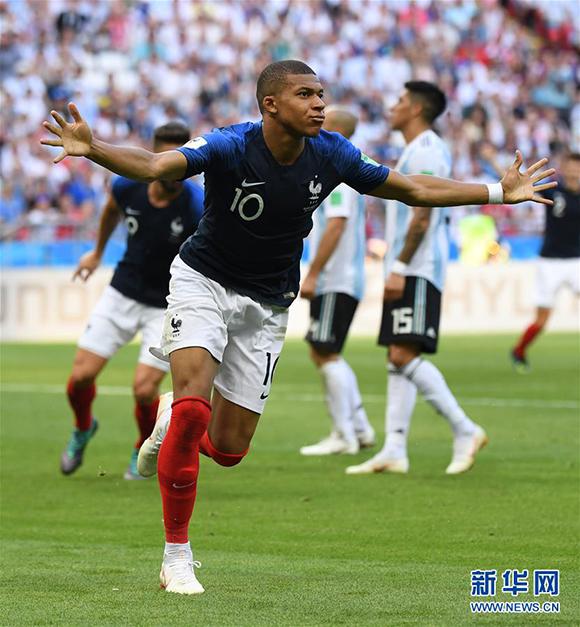 登国际舞台，泰州队“苏超”冠军奖杯亮相中国国际进口博览会（泰州队“苏超”冠军奖杯登上中国国际进口博览会舞台）