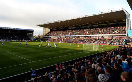TA：奥赖利首秀表现得游刃有余；安德森很好地控制了比赛节奏（TA：奥赖利首战游刃有余，安德森节奏掌控到位）