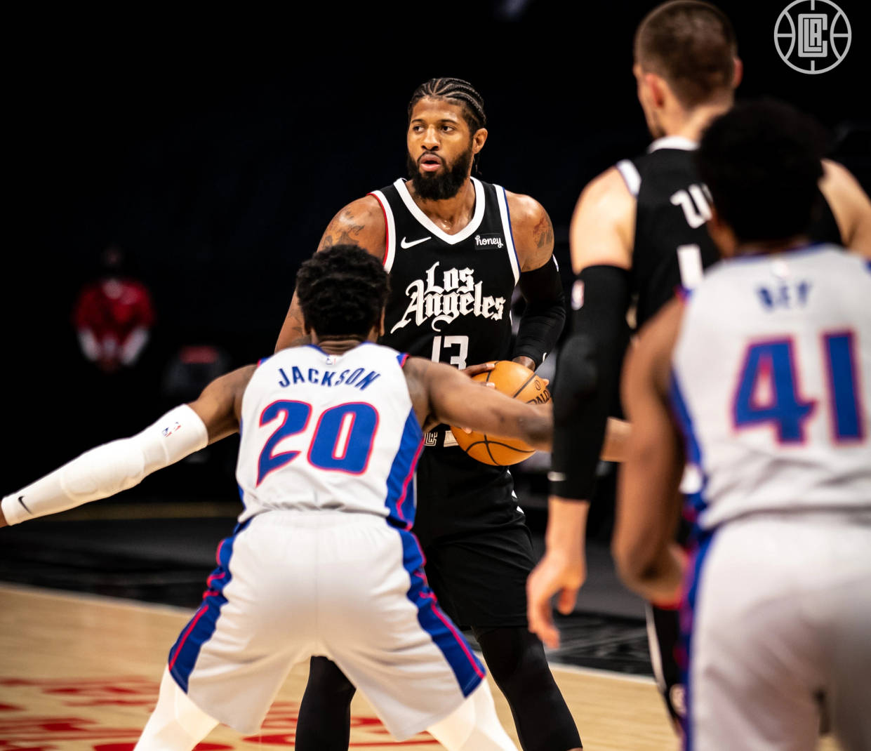 马刺三杀联盟第一！文班亚马轰19+11霸气暴扣 打得雷霆提前投降（马刺赛季第三次击败联盟第一！文班亚马19+11内线统治，雷霆提前缴械）