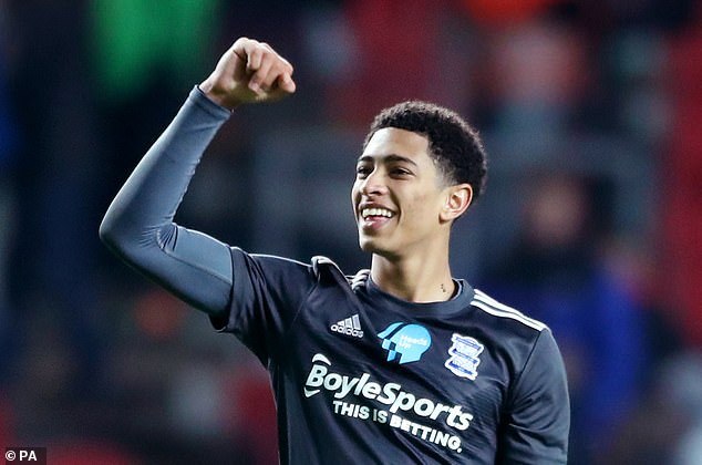 萨林杰压哨三分绝杀，首节爆发力惊人（萨林杰压哨三分致胜，首节火力全开）