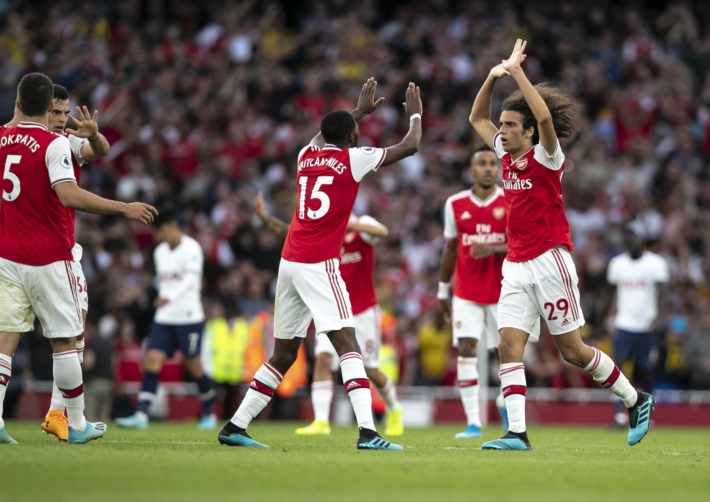 外媒：下赛季欧冠联赛阶段用球将采用白+薄荷绿+紫创新配色（外媒称：下赛季欧冠联赛阶段比赛用球将启用白、薄荷绿与紫全新配色）