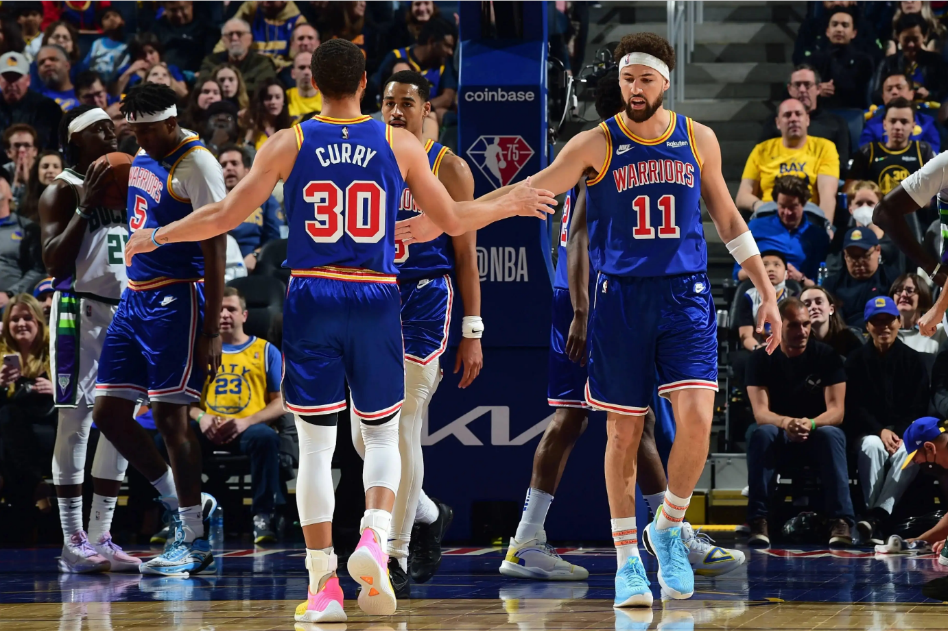 手感不佳！迪亚洛17中7中得到17分7篮板5失误3犯规（状态低迷！迪亚洛17投7中拿下17分7篮板，另有5失误3犯规）