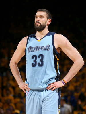 保罗-乔治投篮卡篮脖子，首节4中1仅得4分（保罗-乔治投篮卡在篮筐，首节仅4投1中拿4分）