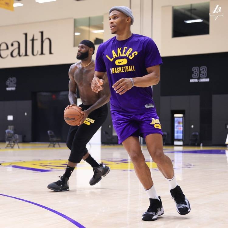 感谢俱乐部，U16国少球员身穿各自俱乐部训练服拍摄全家福（致谢各俱乐部，U16国少球员穿本队训练服拍全家福）