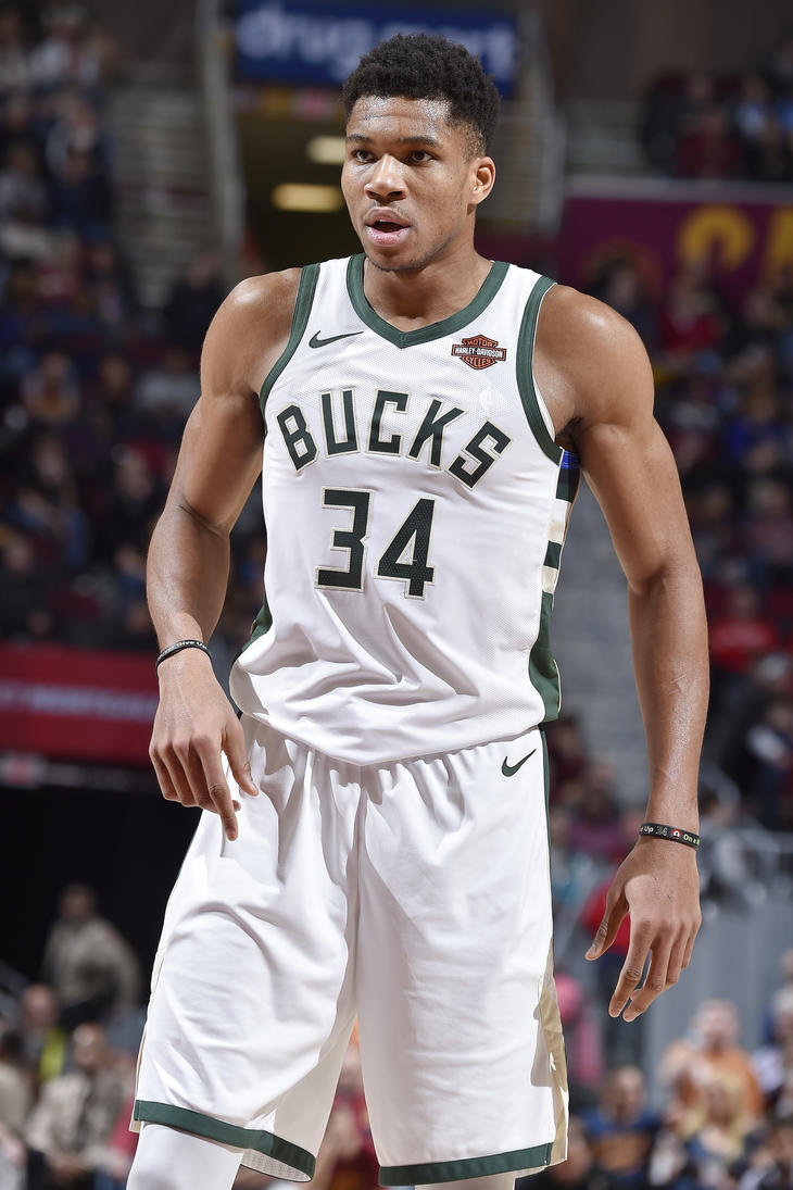 为了让阿隆索来皇马废了自己两年，去年给安切洛蒂5000万买人也不至于这样（为等阿隆索接班皇马两年空转，去年给安切洛蒂5000万引援也不该成这局面）