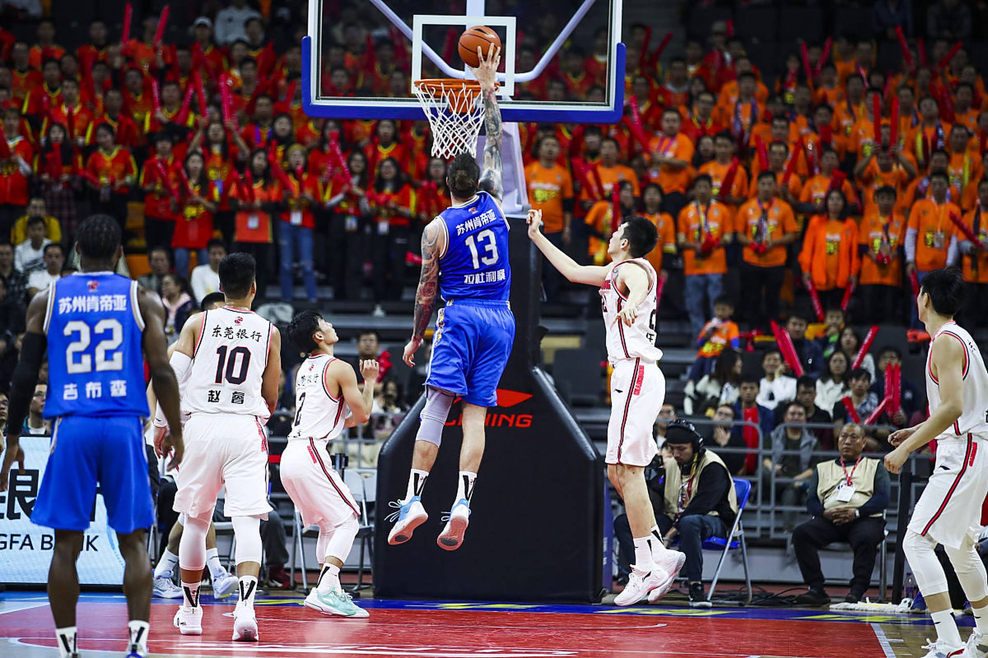 NBA焦点战：凯尔特人主场逆转猛龙,（NBA重磅对决：凯尔特人主场上演逆转击败猛龙）