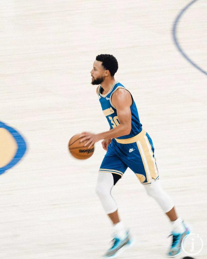 杨瀚森圣诞配色魅力展现（杨瀚森演绎圣诞配色的独特魅力）