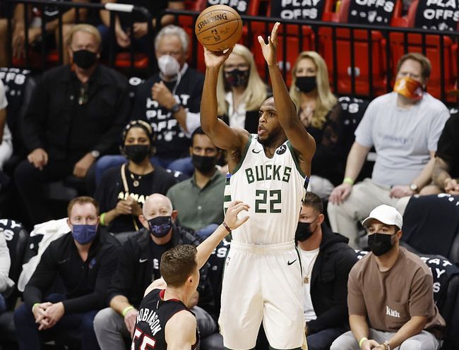 热爱皆平等，河南球迷赛前在球场外声援阿奇姆彭（热爱无界，河南球迷赛前场外力挺阿奇姆彭）