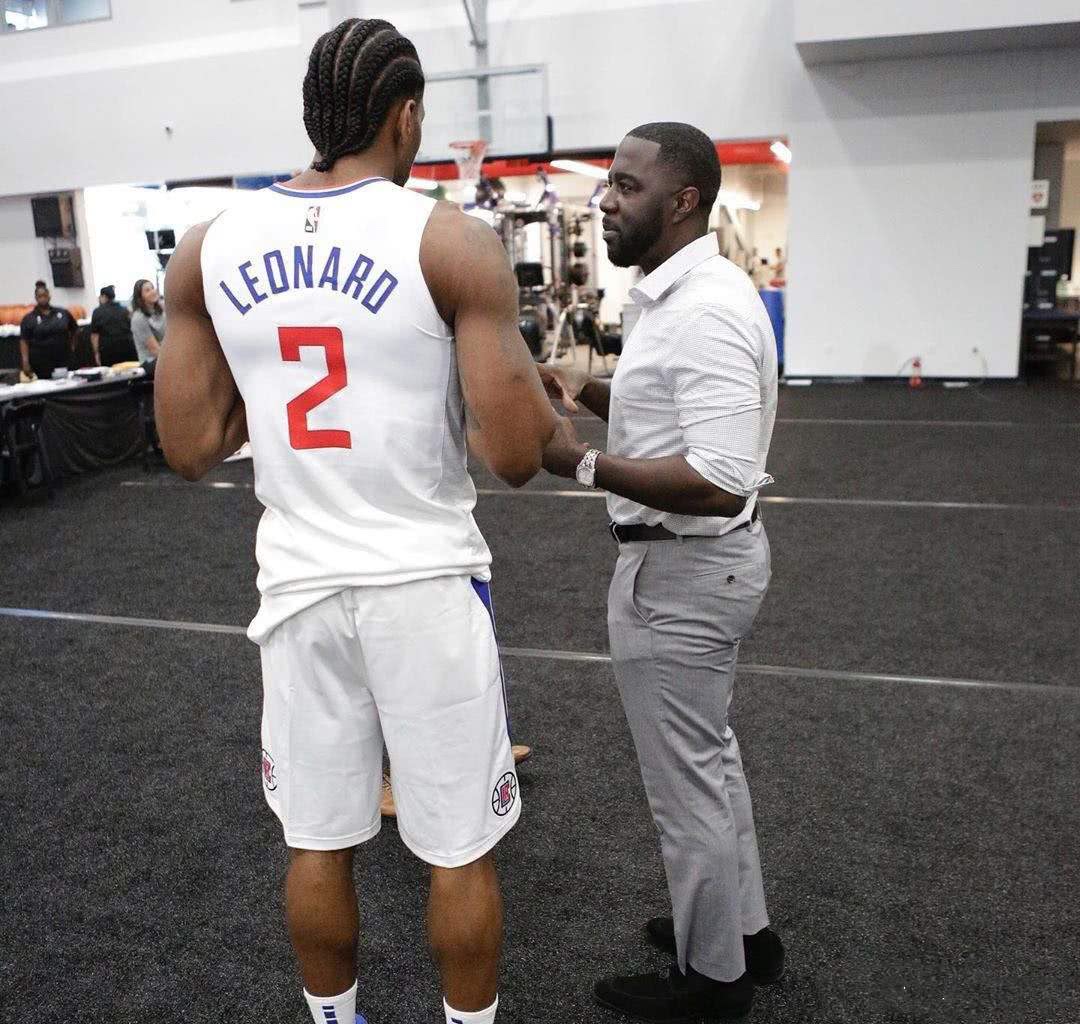 海港亚冠赛前Vlog：吉祥物伊戈已量产；林皇再度作客上海滩（海港亚冠备战Vlog：伊戈吉祥物量产上线，林皇重返上海滩）