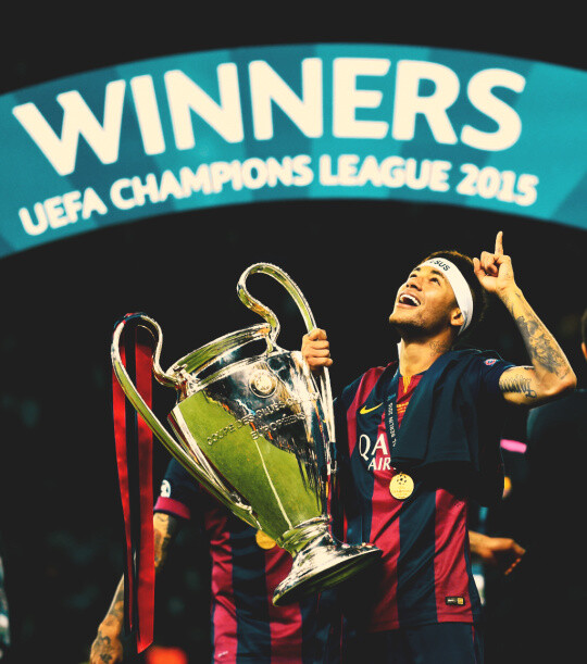 克罗斯：绿茵场上的精准指挥官（克罗斯：中场的精密调度师）